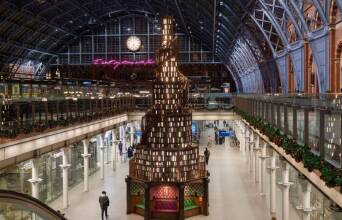 Το χριστουγεννιάτικο δέντρο του σταθμού St. Pancras στο Λονδίνο