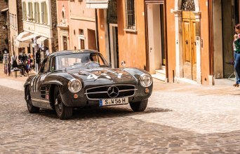 Γιατί είμαστε ακόμα ερωτευμένοι με τα ρετρό αυτοκίνητα;