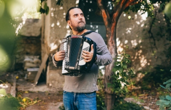 Στάθης Δρογώσης: Συνέντευξη με τον τραγουδοποιό για τη μουσική, τη νέα παράσταση «Στο Ύψος των Περιστάσεων», τον καινούργιο δίσκο που ετοιμάζει, το ελληνικό τραγούδι και τη ζωή του.