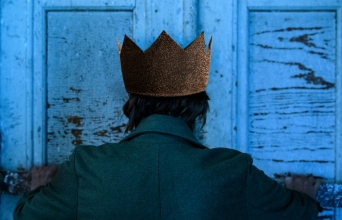 Η Μπέττυ Αρβανίτη ως «Βασιλιάς Ληρ» στη νέα παράσταση του Στάθη Λιβαθινού στο Θέατρο οδού Κεφαλληνίας