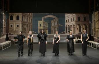 «Κατασκευασμένα συμφέροντα» στο Θέατρο Τέχνης © Ελίνα Γιουνανλή