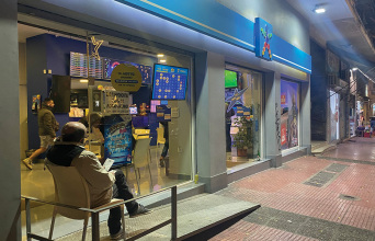 Σε βλέπω να ξύνεις το ξυστό και το κεφάλι σου