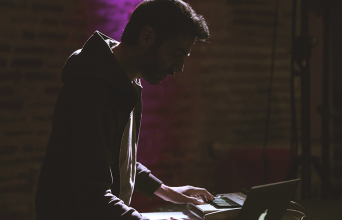 Ο Hior Chronik , a.k.a Γιώργος Παπαδόπουλος, μιλάει στην Athens Voice για τη μουσική και τη φωτογραφία.