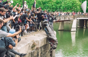 H πτώση των αγαλμάτων: Μπορεί το παρελθόν να διαγραφεί;   