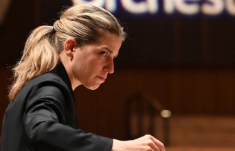 Η Carina Kanellakis διευθύνει την Φιλαρμονική του Λονδίνου