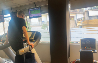 Σε βλέπω να διαβάζεις στο γυμναστήριο