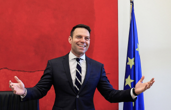 Ραψωδία Κασσελάκη με στοιχεία βουλεβάρτου και χαρακτηριστικά μπουρλέσκ 