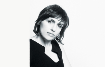 Η Ελισάβετ Παπαδοπούλου μιλάει για το νέο της βιβλίο «Υψηλές για την εποχή θερμοκρασίες», που κυκλοφορεί από τις εκδ. Καστανιώτη.