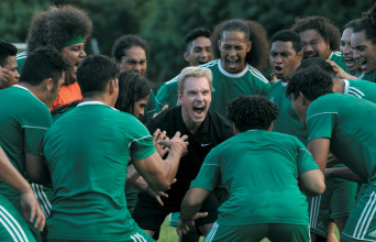 Ενα Γκολ για τη Νίκη: Ο Τάικα Γουαϊτίτι κοουτσάρει τον Μάικλ Φασμπέντερ