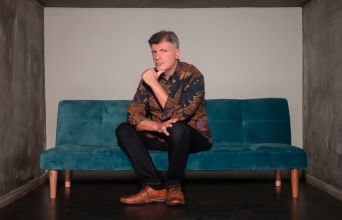 Ο Φοίβος Δεληβοριάς μιλάει στην Athens Voice για τη μουσική, τη ζωή, την κριτική και τις νέες του παραστάσεις στο Κύτταρο.