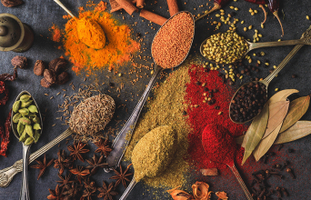 Κατσαρόλες με βιβλία: Συνταγές από την ανατολίτικη κουζίνα