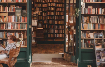 Podcast Storyteller με την Επιστήμη Μπινάζη | H Ελπίδα Σταματοπούλου μιλάει για τα βιβλία της Ελίφ Σαφάκ