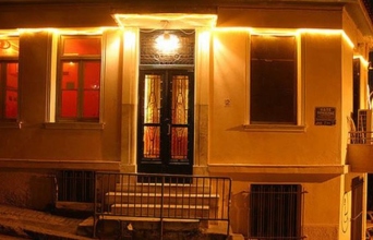 Decadance: Ιστορίες από το θρυλικό μπαρ στον λόφο του Στρέφη