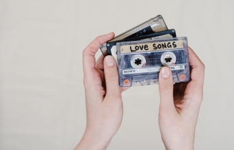 15 διαφορετικά ερωτικά τραγούδια: Ο Γιώργος Φλωράκης φτιάχνει μια ξεχωριστή λίστα για την επόμενη μέρα του Αγίου Βαλεντίνου.