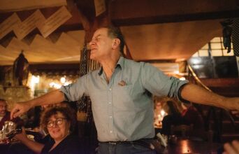 Ο Δημήτρης Φύσσας χορεύει στην Κοτταρού