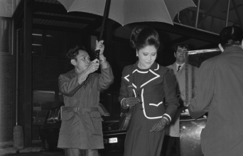 H Ιμέλντα Μάρκος την εποχή της νιότης της, στο αεροδρόμιο του Hearhrow στο Λονδίνο, Φεβρουάριος 1973 © Photo by Evening Standard/Hulton Archive/Getty Images