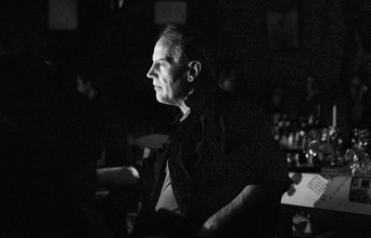 Ο Γιώργος Φλωράκης αποχαιρετά τον συγγραφέα και δημοσιογράφο Δημήτρη Φύσσα.