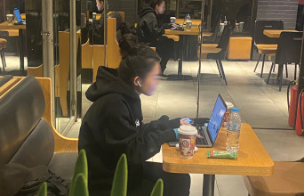 Σε βλέπω να δουλεύεις μόνη