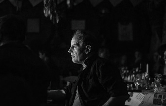 Η Μαρία Μαυρικάκη αποχαιρετά τον συγγραφέα και δημοσιογράφο Δημήτρη Φύσσα.