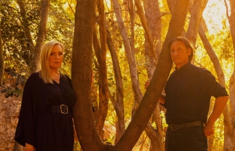 Η Ρίτα Αντωνοπούλου και ο Γιάννης Μπελώνης στο αφιέρωμα «Όλες του κόσμου οι φωνές» για την Παγκόσμια Ημέρα Ποίησης