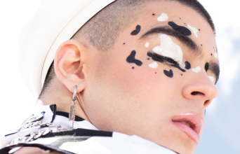 Dennys, ετών 19: Queer αγόρι μοντέλο ψάχνει δημοσιότητα