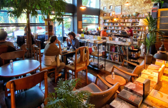 10 βιβλιοπωλεία - καφέ στην Αθήνα με χαλαρά vibes