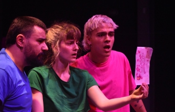 "Όλοι όσοι γίναν δρόμοι" στο Φεστιβάλ Πανεπιστημιακού Θεάτρου στην Ελευσίνα