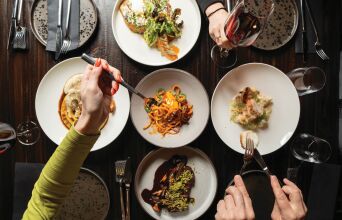  19 στέκια στη σκιά της Ακρόπολης