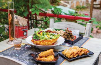 13 στέκια που αξίζει να ανακαλύψεις στις γειτονιές του Πειραιά