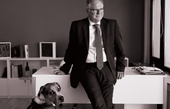 Ο Γιώργος Μουρούτης με τον Έλβις στο γραφείο του εκδότη και υποψήφιου Ευρωβουλευτή της Νέας Δημοκρατίας στο κέντρο της Αθήνας