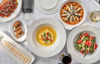 Τα εστιατόρια που αποθεώνουν την ελληνική κουζίνα