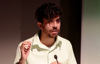 Μάρτυς! Η πρώτη πεζογραφική εμφάνιση του Kaveh Akbar