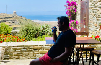 Πυγμαλίωνας Δαδακαρίδης: «Μια βραδιά στην Τήνο, χωρίς σκεπή, σεντόνι και φως – ένα με τη φύση» 