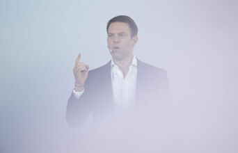 ΣΥΡΙΖΑ: Ο έκπτωτος, ο εγκάθετος, ο συνωμότης και ο Homo Erectus