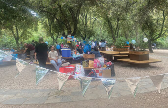 Σε βλέπω να γιορτάζεις στο πάρκο