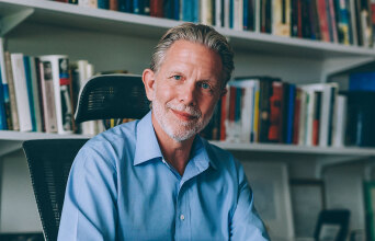 Παύλος Γερουλάνος: «Όταν το ΠΑΣΟΚ έβγαινε απολογούμενο, η κοινωνία με το χιούμορ της το κράτησε ζωντανό» 