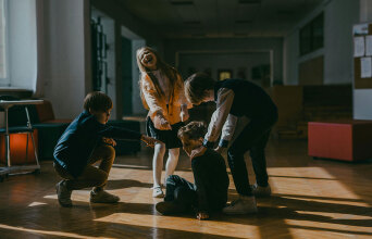 Βία ανηλίκων; Αναζητήστε το «νόθο αντιαυταρχικό σχολείο»