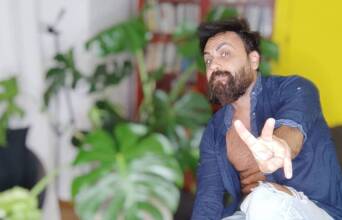 Συναντήσεις στα Εξάρχεια | Η «γυμνή αλήθεια» του Νικόλα Φραγκιουδάκη