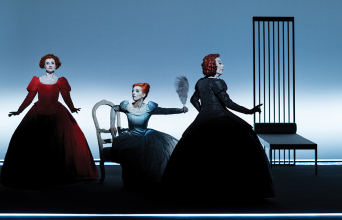 Τρεις γυναίκες: Η Καρυοφυλλιά Καραμπέτη, η Λουκία Μιχαλοπούλου και η Ρένη Πιττακή μιλούν για τον Ρόμπερτ Ουίλσον και την πρωτοποριακή του παράσταση.  