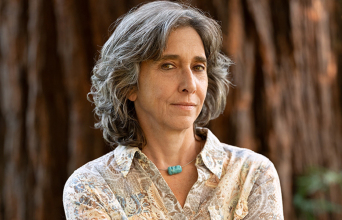 Το κουίρ βιβλίο του μήνα: Η Λέσλι Άμπσερ «Στο σπίτι με τα μυστικά»