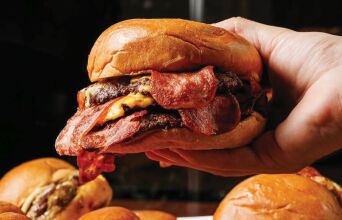 Βολτάρουμε στην πόλη και ανακαλύπτουμε τα καλύτερα στέκια του street food