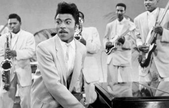 Σαν σήμερα 5 Δεκεμβρίου 1932 γεννήθηκε ο Λιτλ Ρίτσαρντ - Πιονέρος του ροκ εν ρολ και ένας από τους χαρισματικότερους περφόρμερ της ιστορίας του 