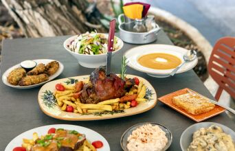 5 νόστιμες στάσεις στην πόλη που φοράει τα γιορτινά της