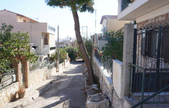 Τα Πέτρινα, οι περίπου 170 πέτρινες κατοικίες που παραδόθηκαν μεταξύ 1955 και 1957