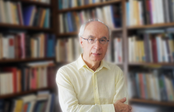 Βασίλης Καραποστόλης: «Να τρέχεις πίσω από τα εφήμερα δεν είναι απόλαυση, είναι δουλεία»