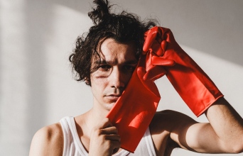 «Αντικείμενα»: Το πρωτότυπο θεατρικό έργο των Γιάννη Αποσκίτη, Γιώργου Κατσή και Πάνου Παπαδόπουλου στο Θέατρο Ροές.