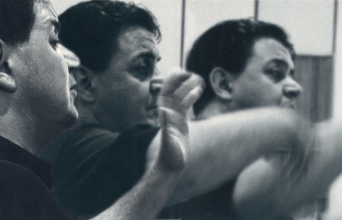 Ο Μάνος Χατζιδάκης και το ζήτημα της απομάγευσης της γλώσσας.