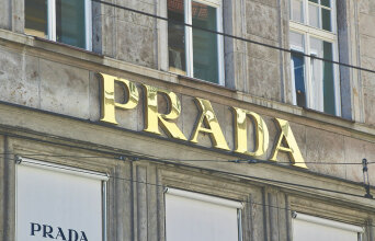 1,5 δισ. ευρώ προσφέρει ο ιταλικός οίκος Prada για την εξαγορά του εισηγμένου στο χρηματιστήριο της Νέας Υόρκης οίκου Versace.