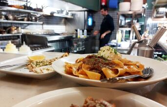 7 εστιατόρια που μας αρέσει να τρώμε στην μπάρα τους