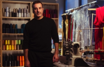 O σχεδιαστής μόδας Στέλιος Κουδουνάρης μας ξεναγεί στη δική του Αθήνα